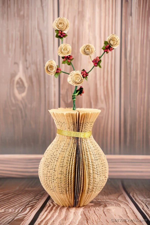 Бумажная ваза на деревянном фоне