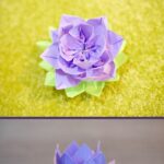 Фиолетовый бумажный коллаж лотоса