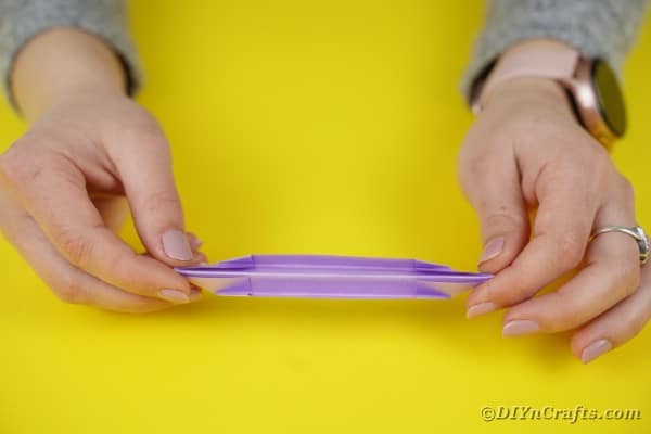 Складывание фиолетовой бумаги