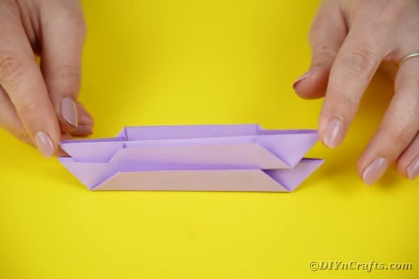 Складывание фиолетовой бумаги