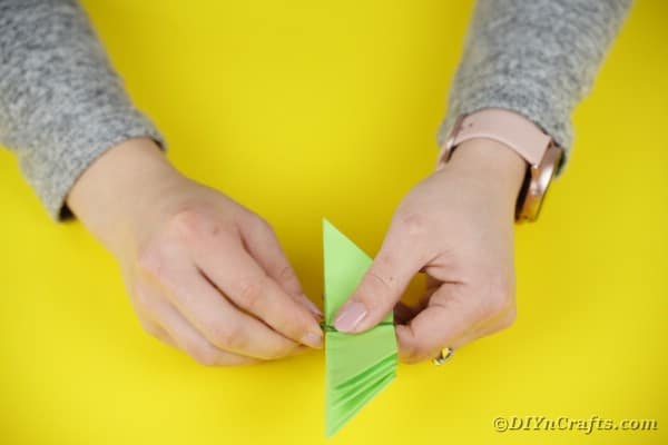 Складывание зеленой бумаги