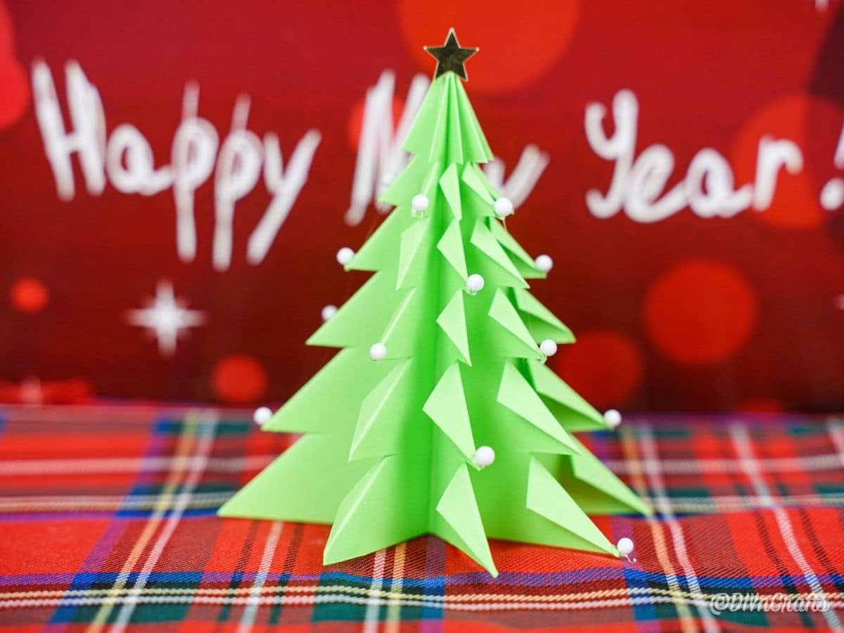 3D рождественская елка на пледе перед красным знаком