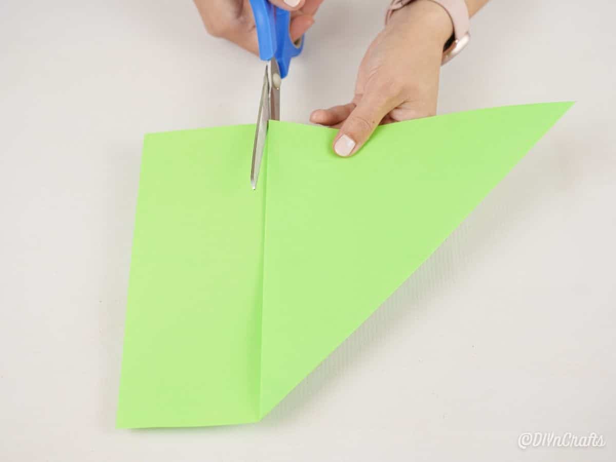 ручная резка зеленой бумаги