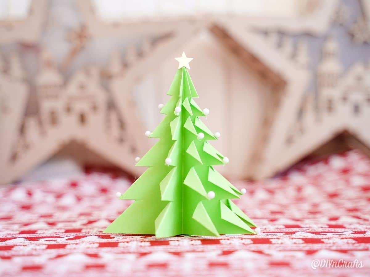 3D бумажное дерево на красно-белой праздничной бумаге