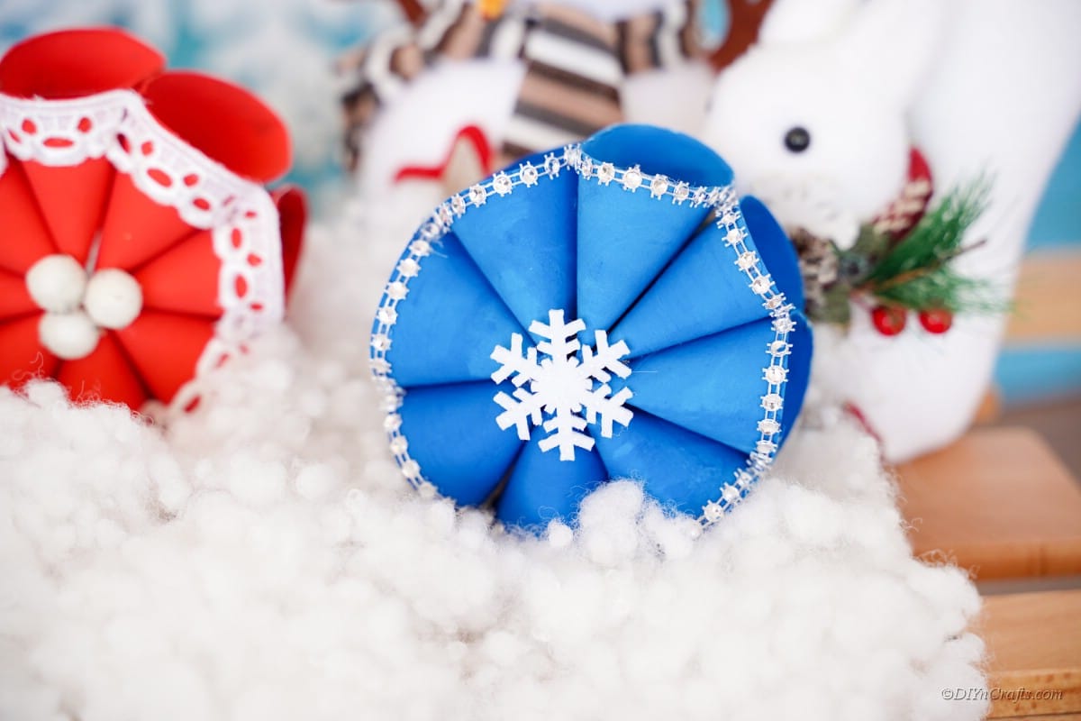 Синяя рождественская поделка с украшениями из искусственного снега