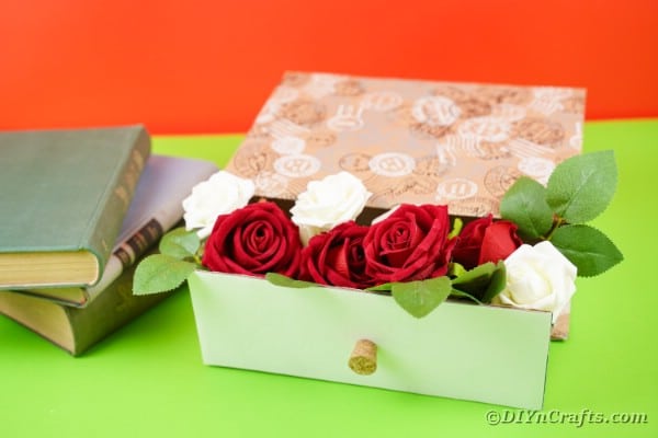 Выдвижной ящик наполнен розами