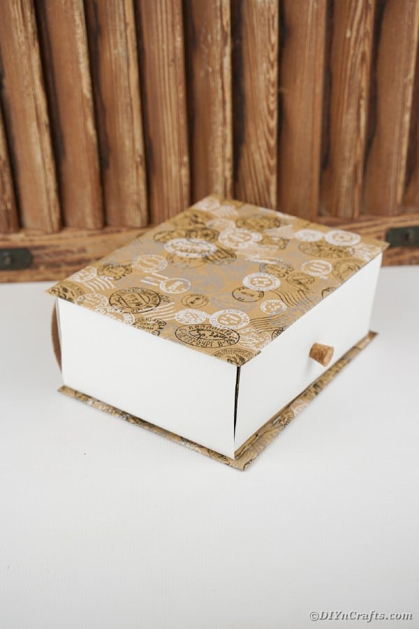 Ящик коробки перед деревянным фоном