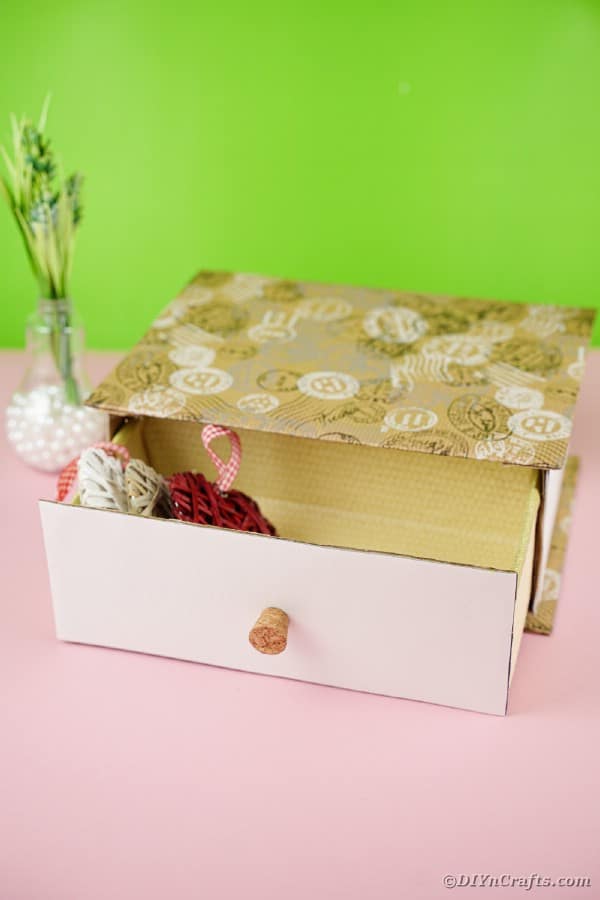 Ящик коробки открыт с цветами рядом