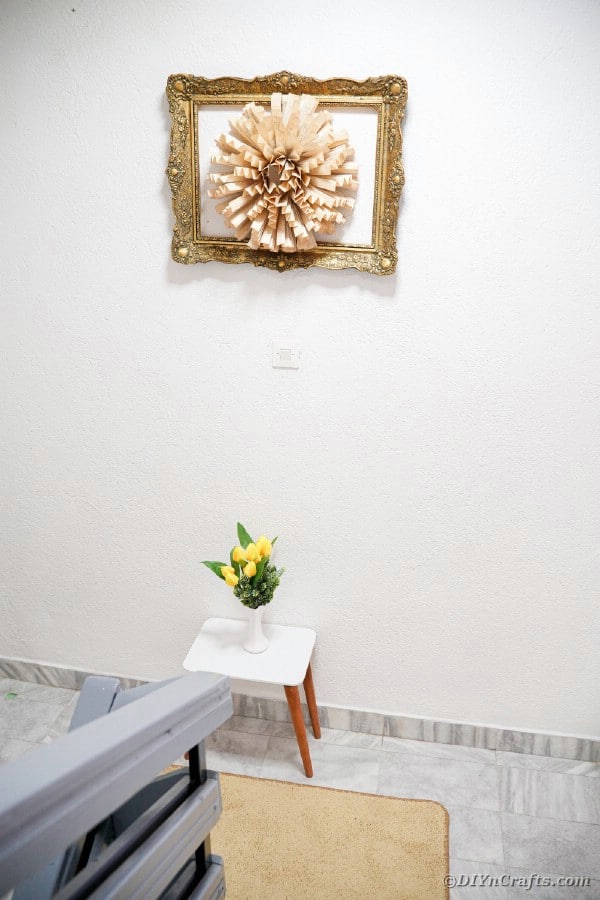 Бумажный цветок на стене висит на стене