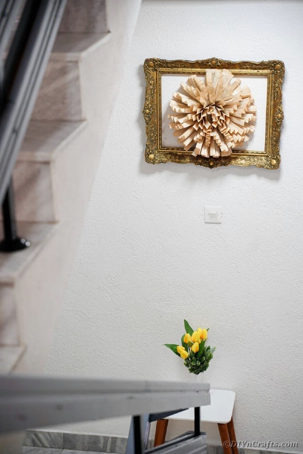 Бумажный цветок на стене висит на стене