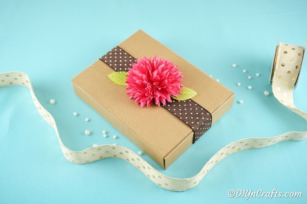 Бумажный цветок на упаковке