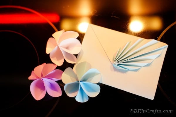 Конверт оригами с цветами на столе