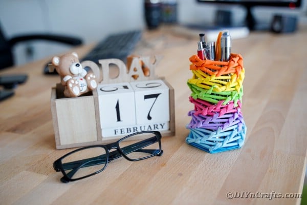 Радужный держатель для карандашей на столе по блочному календарю
