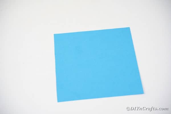 Квадрат синей бумаги на столе