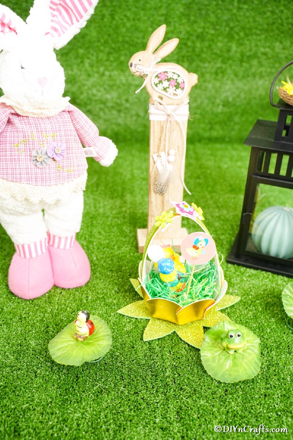 Корзина для яиц Eater на траве рядом с игрушкой кролика