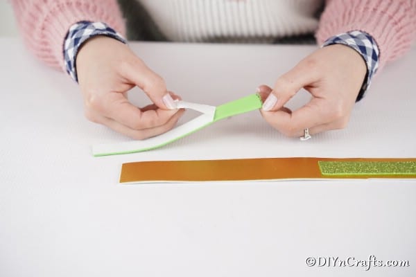 Вырезаем полоски бумаги для ручки корзины