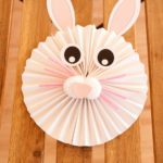 Бумажный кролик на деревянной поверхности