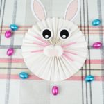 Бумажный кролик на полосатой скатерти