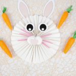 Бумажный кролик на кружевной скатерти