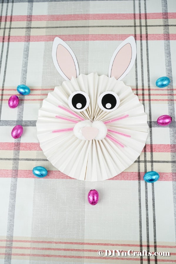 Бумажный кролик на полосатой скатерти