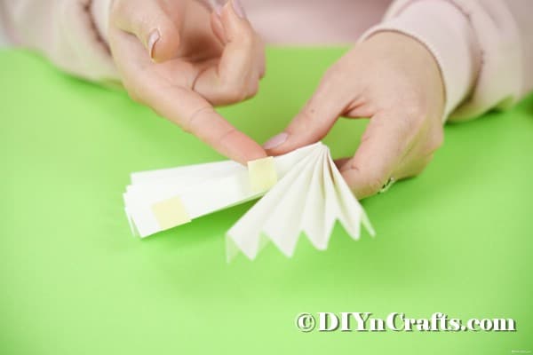 Склеивание бумаги в виде веера