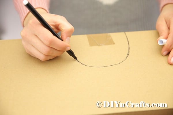 Нарисовать полукруг на картонной коробке