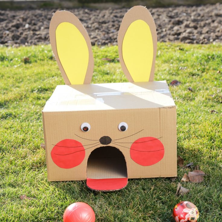 Веселая игра с мячом из картонной коробки с пасхальным кроликом