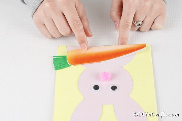 Приклеиваем морковку к кролику