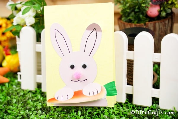 Карточка пасхального кролика перед мини-забором