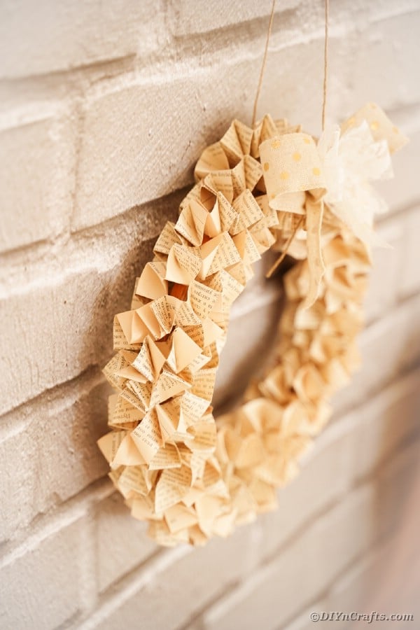 Бумажный венок оригами на кирпичной стене