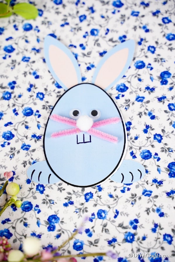 Яйцо в форме пасхального кролика на цветочном фоне