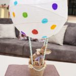 Пасхальный воздушный шар на столе у ​​дивана