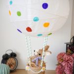 Пасхальный воздушный шар рядом с цветами