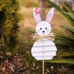 Украшение бумажного кролика в саду
