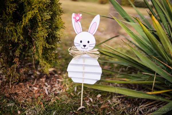 Бумажный пасхальный кролик снаружи в саду