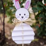 Бумажный пасхальный кролик рядом с деревом