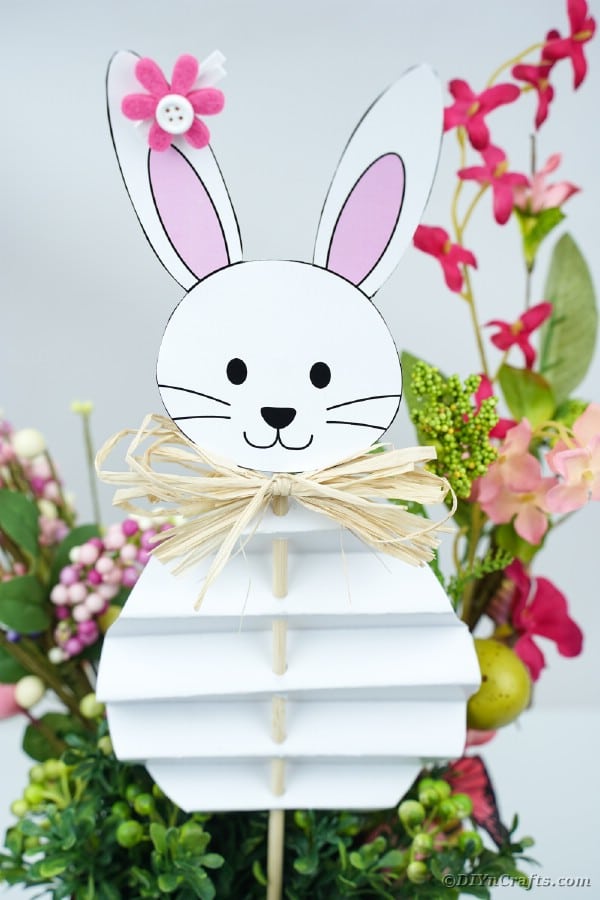 Бумажный пасхальный кролик внутри цветочного горшка