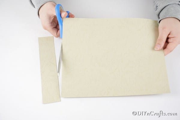 Нарезка полосок из оклеенной бумаги