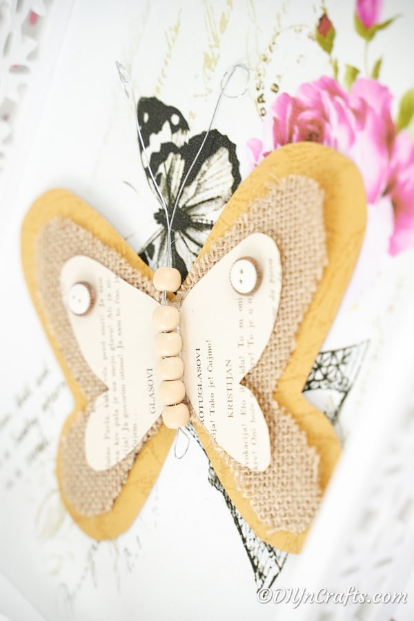 Бабочка из мешковины на бумаге для печати бабочек