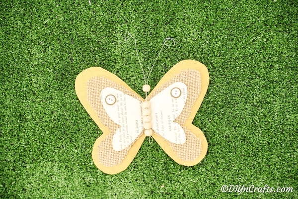 Бабочка из мешковины на траве