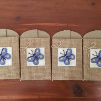 4 конверта-бабочки из мешковины, вышитые крестиком