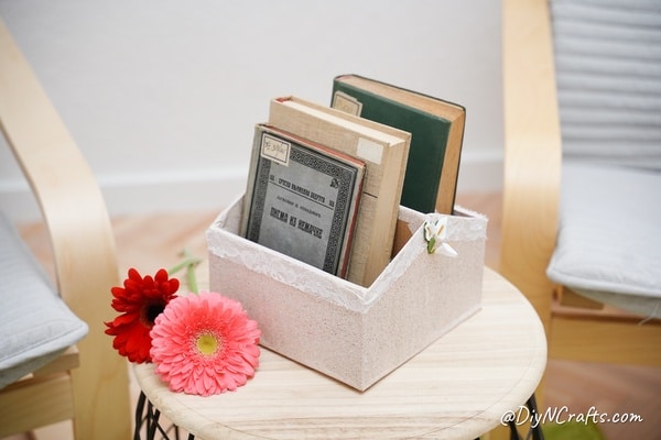 Книги в самодельном органайзере на деревянном столе