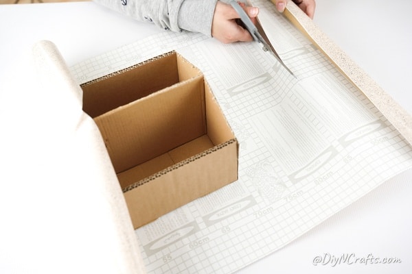Измерение и резка контактной бумаги для коробки 