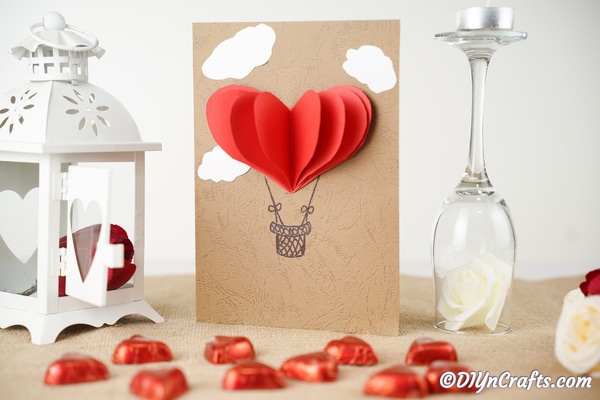 3D открытка на день святого валентина на воздушном шаре на столе с сердечными конфетами