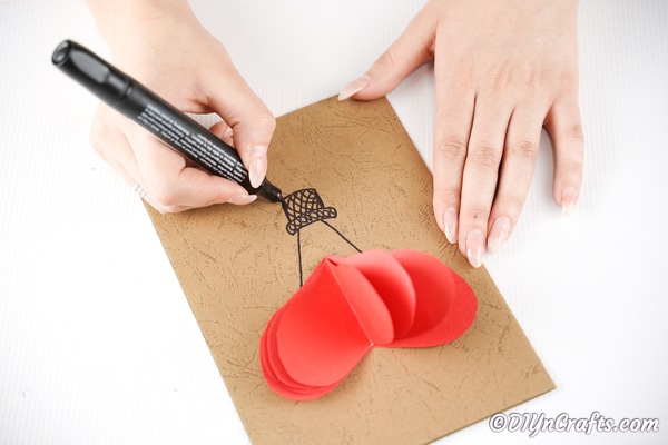 Рисование корзины с воздушным шаром на 3D-карте из крафт-бумаги