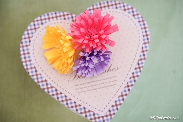 Бумажные цветы на шкатулке-сердечке
