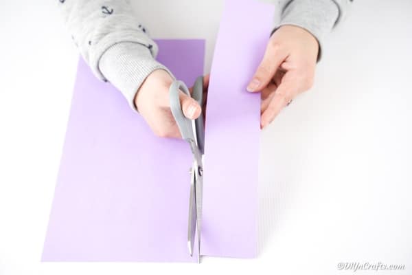 Вырезание полоски бумаги из листа бумаги