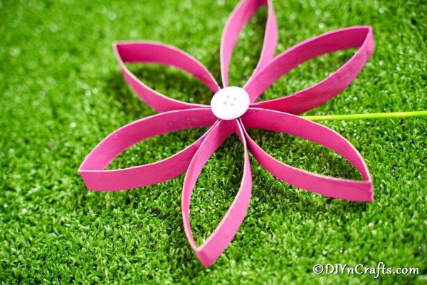 Бумажный рулон цветок на траве