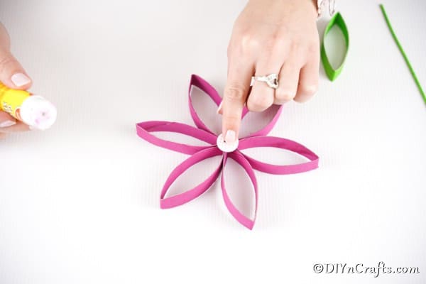 Добавление кнопки в центр цветка из рулона бумаги