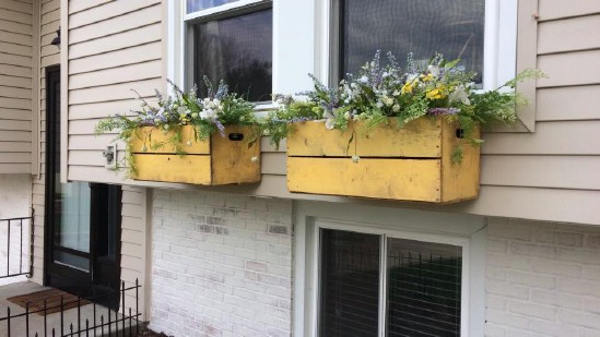 20 великолепных оконных цветочных ящиков своими руками, которые украсят ваш дом